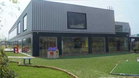 Nuestro Propósito | Fundación Planeta Tierra – Bienestar desde la infancia 6 Fachada de la sede Jardín Infantil Planeta Tierra en La Dehesa, Lo Barnechea, con patio amplio y estructura moderna.